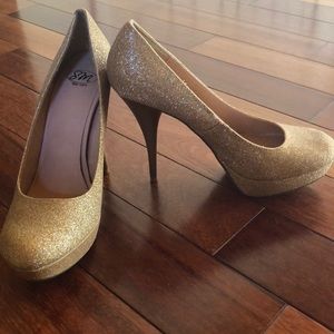 NWOT! Never worn Gold Steve Madden heels